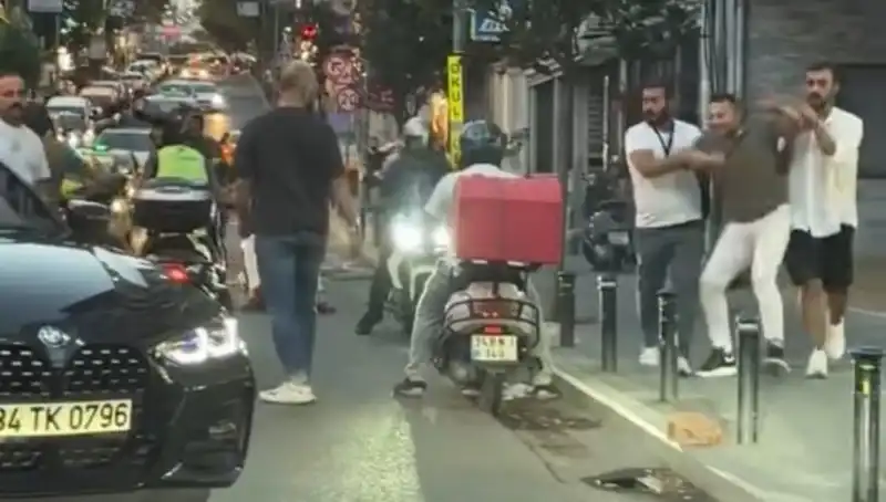 Nişantaşı’nda Yol Verme Kavgası: Kadına Sopa ile Saldıran Adam Gözaltında