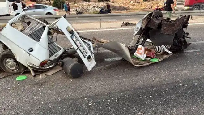 Bariyere Çarpan Araç Faciası: 1 Ölü, 1 Yaralı Ekibin Dikkatine!