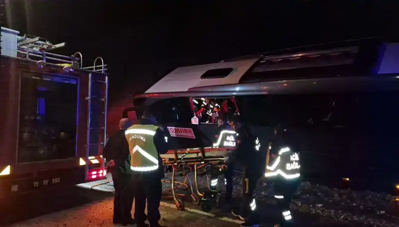 Festival Coşkusundan Dönen Otobüs Kaza Yaptı, 15 Kişi Yaralandı