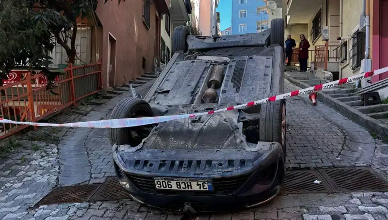 El Freni Çekilmeyen Otomobilin Takla Atma Anı Görenleri Şaşırttı