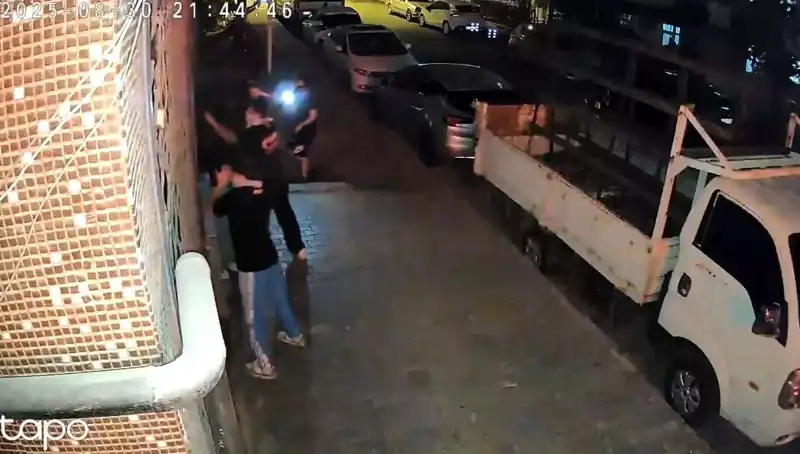 Sokakta "Abinin selamı var" diyerek saldırıya uğradılar!