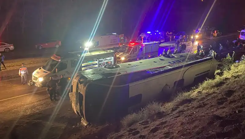 İşçi Servisi Şarampole Devrildi: 23 Kişi Yaralandı, Acil Durum Ekipleri Olay Yerinde