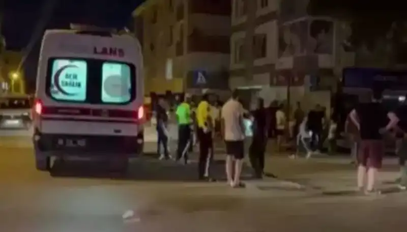 Alkollü Sürücü, Tartıştığı Yayaları Kamyonetiyle Ezdikçe Ezdikçe Şok Etmeye Devam Ediyor