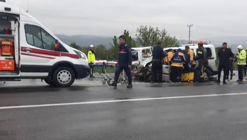 Denizli'de İki Araç Kafa Kafaya Çarpıştı: Faciadan Dönüldü