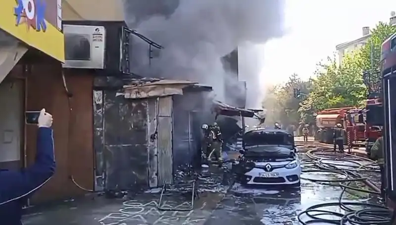 Ümraniye'deki Hediyelik Eşya Dükkanında Çıkan Yangın, İhbar Üzerine Hızla Söndürüldü