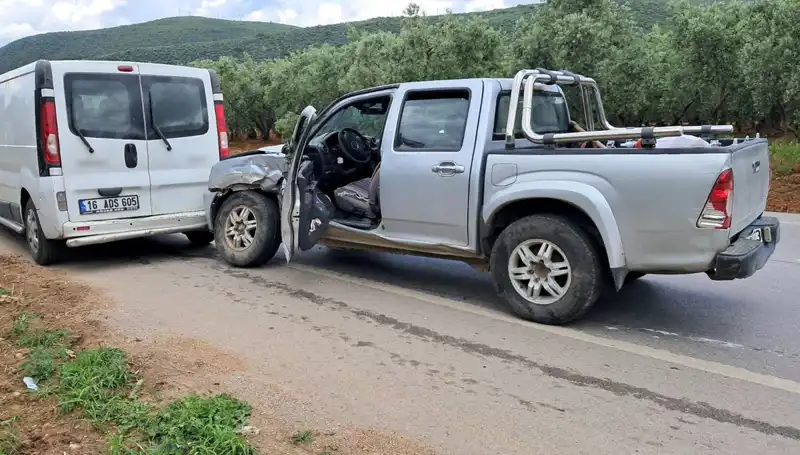 Bursa'da Feci Kaza: Minibüsle Kamyonet Çarpıştı, İki Yaralı