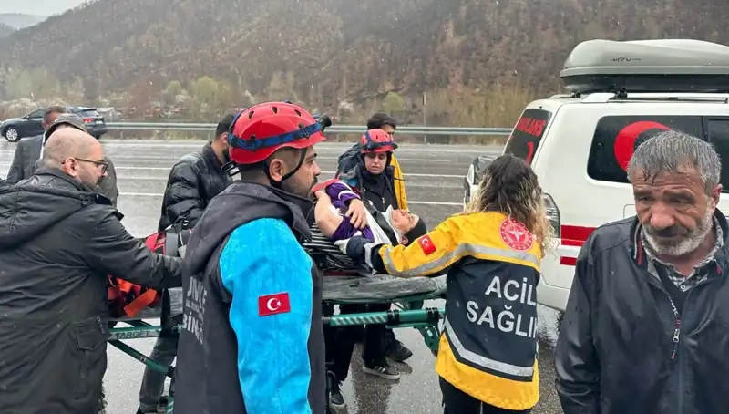 Otomobil İstitna Duvarına Çarptı: 5 Yaralı, Kazanın Sebebi Ne?