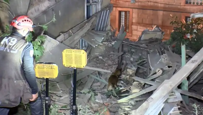 İstanbul'da Deprem Sonrası Korkutan Çökmeler: Hasarlı Bina Yerle Bir Oldu