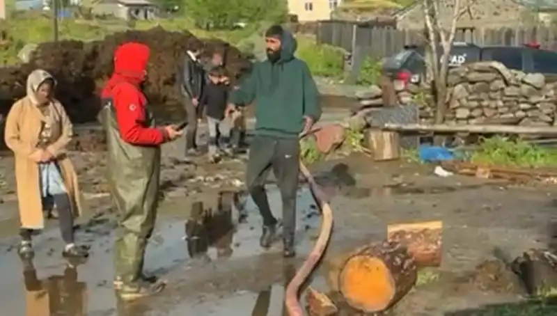 Ardahan'da Yaşanan Sağanak, Şehri Sele Dönüştürdü: Vatandaşlar Su İçinde Kaldı