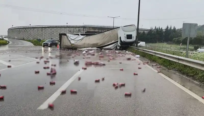 TIR Kazası: Yolda Saçılan İçkiler Herkesi Şaşırttı!