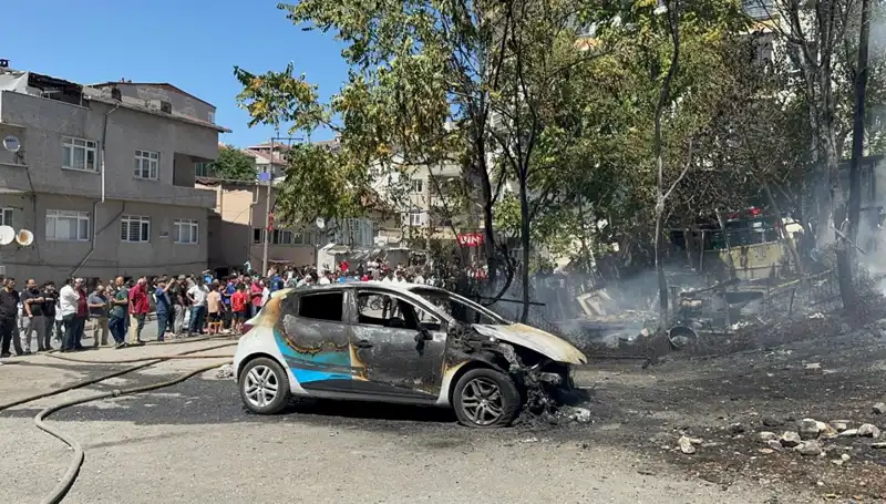 Gecekonduda Çıkan Yangın, Park Halindeki Araç Alev Alev Yandı