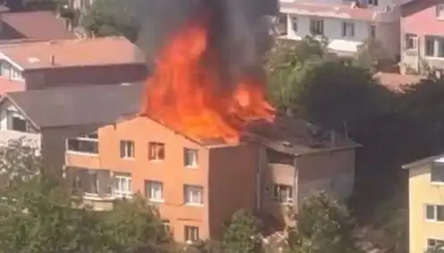 İstanbul’da Yangın Paniği: Dört Kişi Apartmanda Mahsur Kaldı