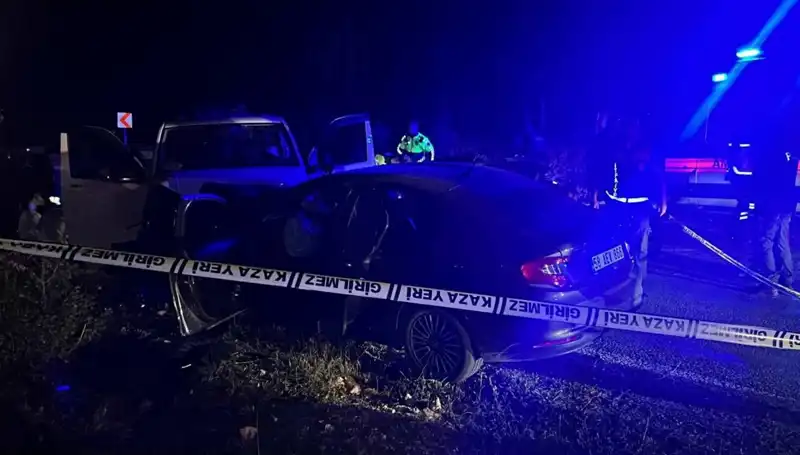 Minibüs Ters Şeritte Kazaya Neden Oldu: 1 Kişi Hayatını Kaybetti, 8 Kişi Yaralı