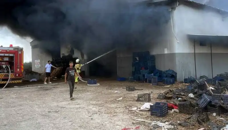 Plastik Kasa Deposunda Çıkan Yangın Şehirde Korku Dolu Anlar Yaşattı
