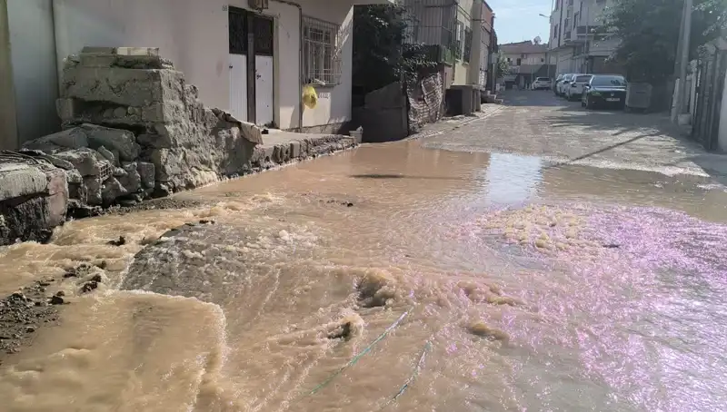 İlçede İçme Suyu Hattı Patladı: Çarşıda Fırtına Gibi Su Baskını