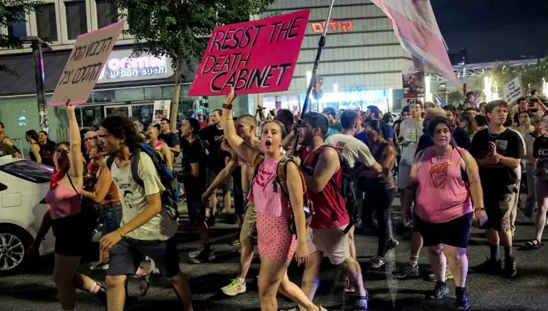 Tel Aviv'de On Binler, Netanyahu'ya Karşı Direniş Gösterdi!