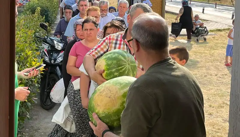 Tarladan Sofralara: Bedava Sebze Dağıtımı ile Hasat Sezonu Coşkusu