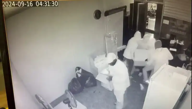 Hırsızlar, İçinde Binlerce Lira Olan Kasayı Sırtlayarak Kaçtılar!
