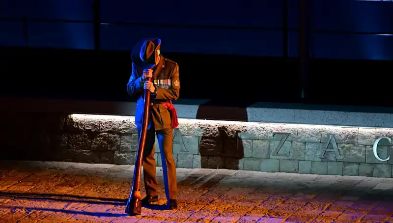 Anzak Koyu'nda Duygu Dolu Şafak Ayini: Anma ve Saygı