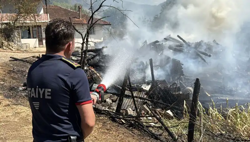 Evdeki Yangın Orman Yangınına Dönüşünce Ekipler Seferber Oldu