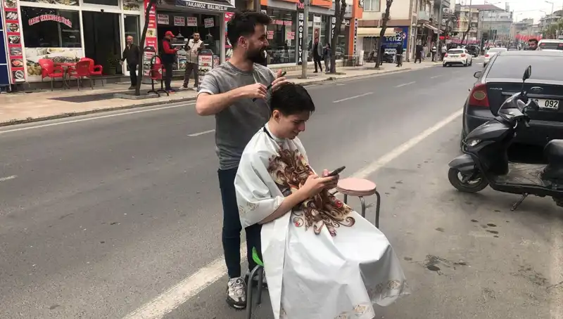 Depremde Yarım Kalan Tıraşını Sokakta Tamamlayan Adamın Hikayesi