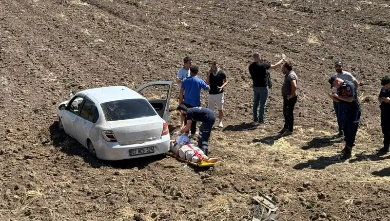 Osmaniye'de Kontrolden Çıkan Otomobil Tarlaya Uçtu: Üç Yaralı Var