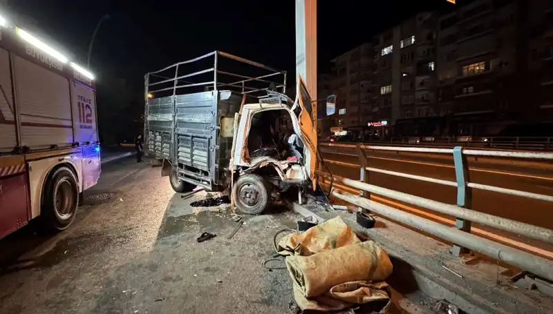 Kamyonet Tabela ile Çarpıştı: Sürücü Hastaneye Kaldırıldı
