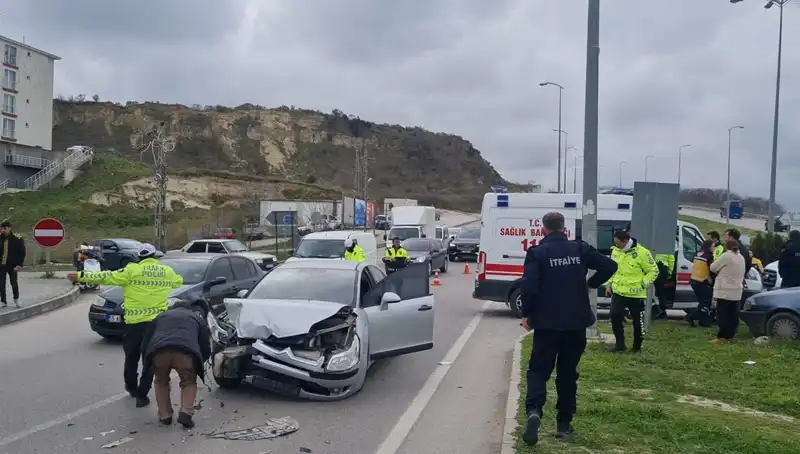 Sinop’ta Trafik Kazası: Otomobiller Çarpıştı, Çok Sayıda Yaralı Var!
