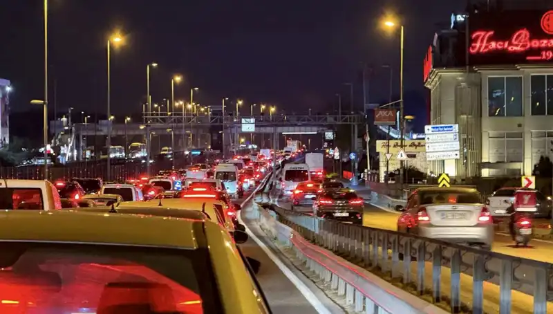 Yenibosna Metrobüs Yaya Üst Geçidi: Yeni Dönüşüm Projesiyle Güvenlik Artacak