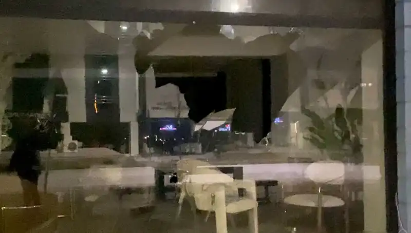 Mobilya Mağazasına Taşlı Saldırı: Sebep Ne Olabilir?