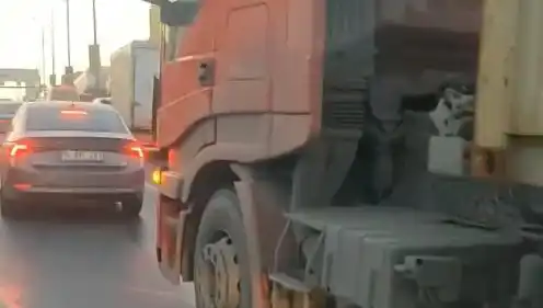 D-100'de Faciaya Neden Olabilecek Yol Verme Kavgası! TIR'ı Üzerine Sürdü