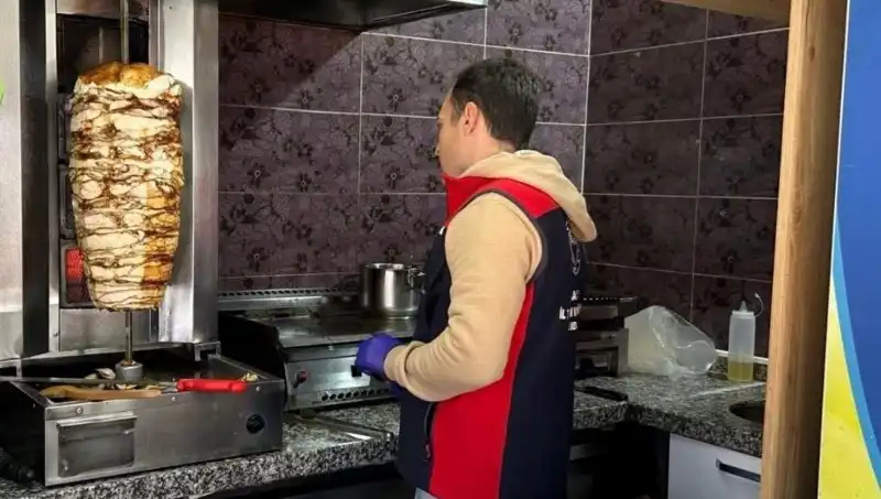 Tavuk Döner Alarmı: Ülke Genelinde İşletmelere Baskınlar Yapılıyor!