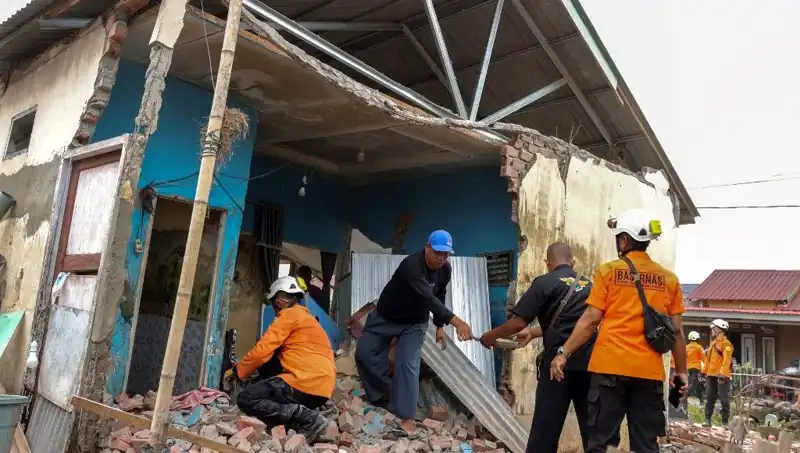 Endonezya'da Şok Edici Deprem: 5.7 Büyüklüğündeki Sarsıntı 8 Evi Yerle Bir Etti