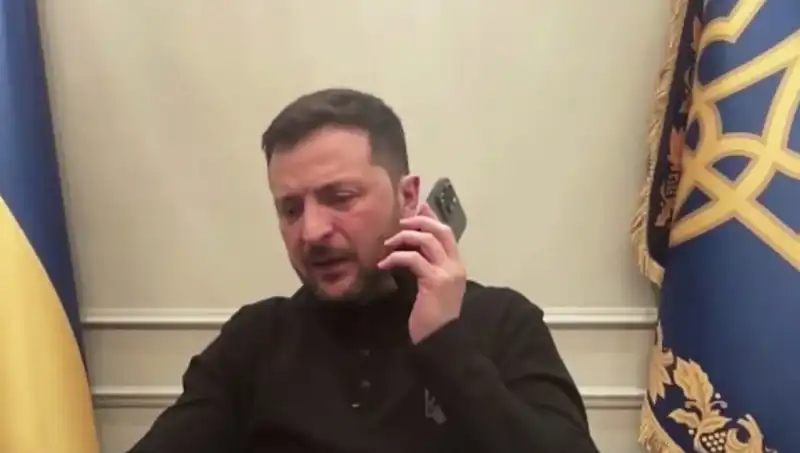 Zelenski'nin Basın Toplantısında Macron'dan Dikkat Çeken Telefon: Ayrıntılar Ortaya Çıktı