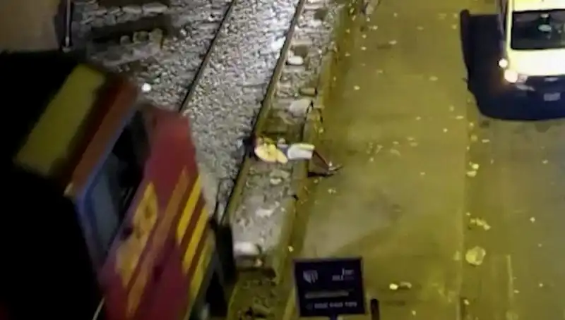 Hayret Verici Olay: Tren Çarptı, Ama O Ayağa Kalkıp Yürüdü!