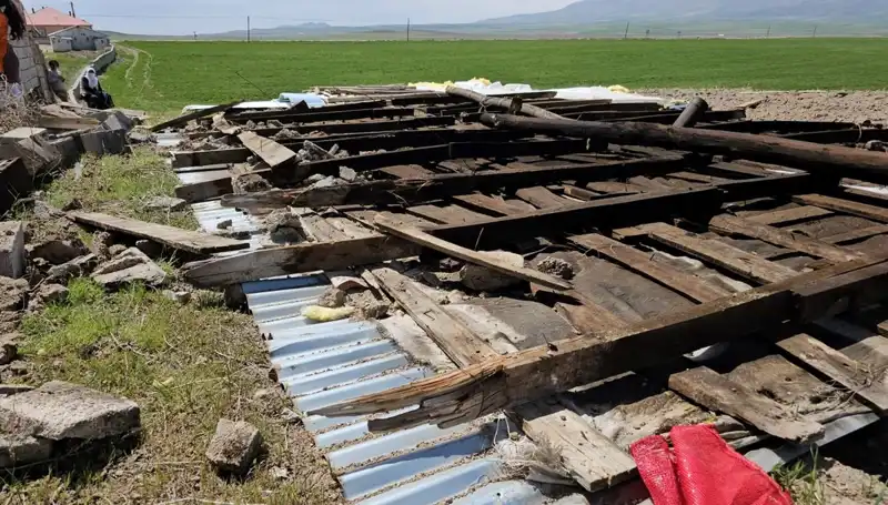 Bitlis'te Dev Fırtına: Çatılar Uçtu, Şehir Alarmda