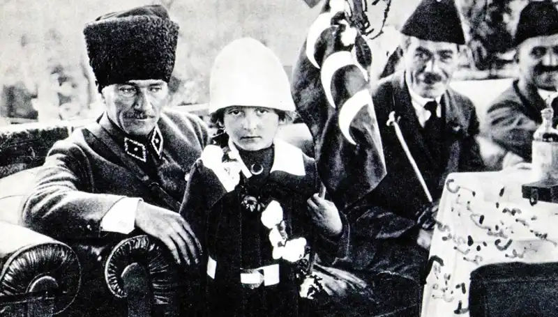 Unutulmaz Fotoğrafın Hikayesi: Bir Bayram Neşesi ve Bir Şapkanın Sırrı