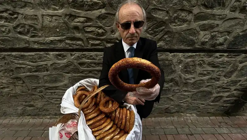 Kravatlı Simitçi: İstanbul’un Eşsiz Sokak Lezzeti ve Tarzı