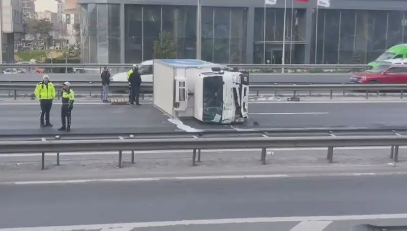 Basın Ekspress’te Kamyonet Devrildi: Feci Kaza Trafiği Çıkmaza Sürdü