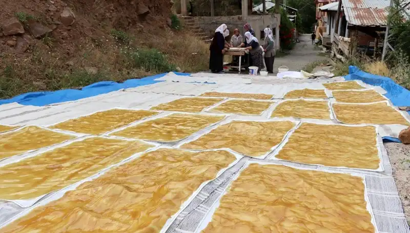 Dev Kazanlarda Odun Ateşiyle Hazırlanan Yemekler Kış Sofralarını Şenlendiriyor