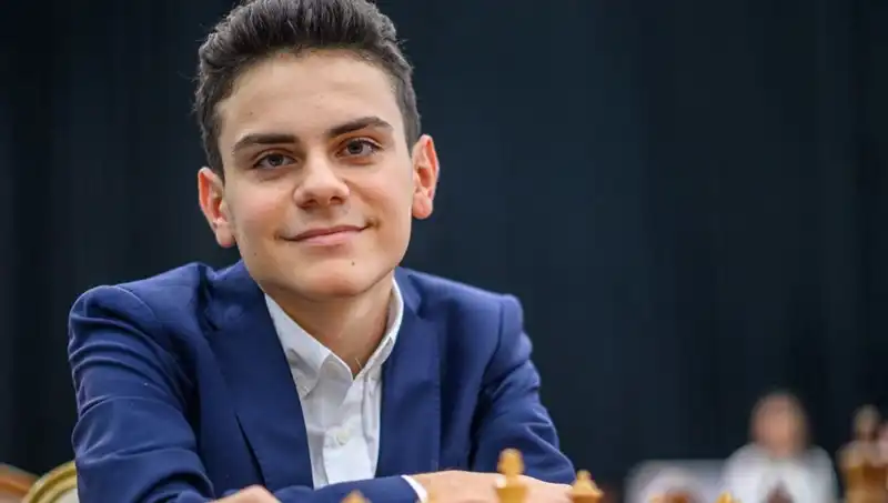 17 Yaşındaki Türk Genç, Dünya Şampiyonunu Yenen İlk Sporcu Olmayı Başardı!