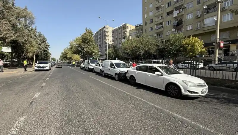 Diyarbakır’da Feci Trafik Kazası: 5 Araç Birbirine Girdi