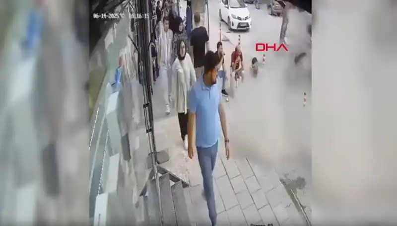 TIR Patlağı Şehre Korku Saçtı: Vatandaşlar Panik İçinde Yerlerinden Zıpladı