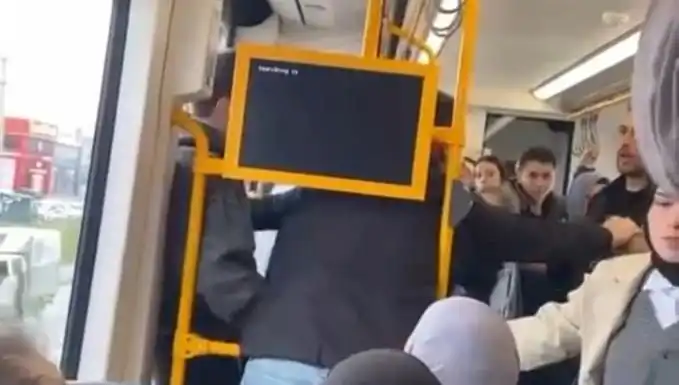Metrodaki Tekme Tokat Kavga: Yolcuların Gözyaşları İçinde İkilinin Mücadelesi