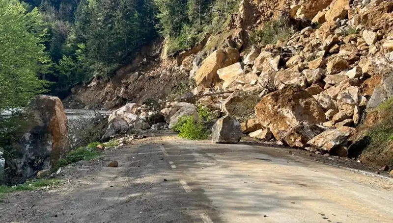 Giresun’da Heyelan Sonrası Kapalı Yol, Ulaşımda Aksamalar Yaşanıyor