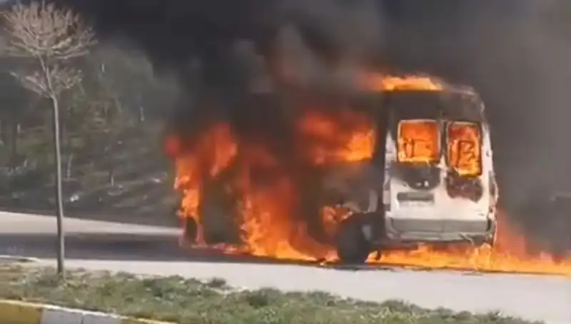 Havalimanı Servis Araçları Alev Alev Yandı! Panik Anları Yaşandı