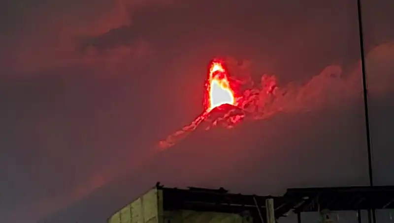 Fuego Yanardağı’ndan Büyüleyici Patlama: 30 Bin Kişi Tahliye Ediliyor