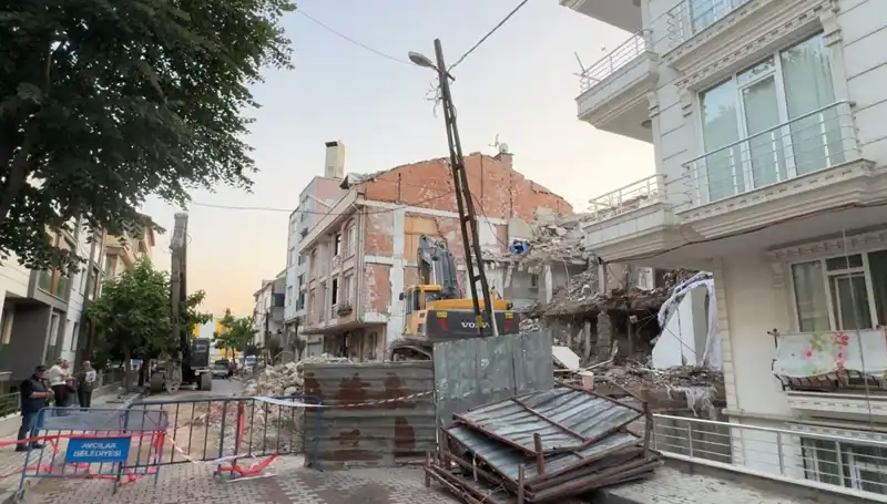 Yıkım Sürecinde Koptu: İki Sokak Elektrik Kabloları ile Karanlığa Gömüldü