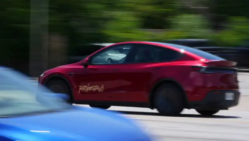Tesla'nın Robotaxi Denemesi: Hız Sınırını Aşarak Kaosa Yol Açtı