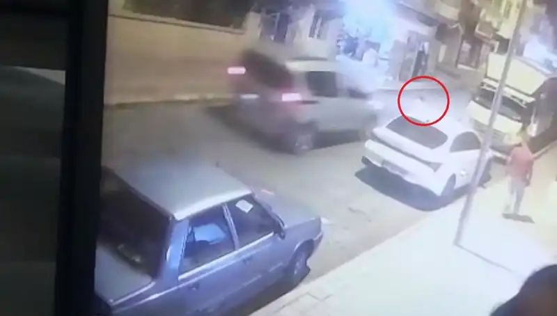 Yolda Aniden Ortaya Çıkan Çocuk, Hafif Ticari Araçla Çarpıştı